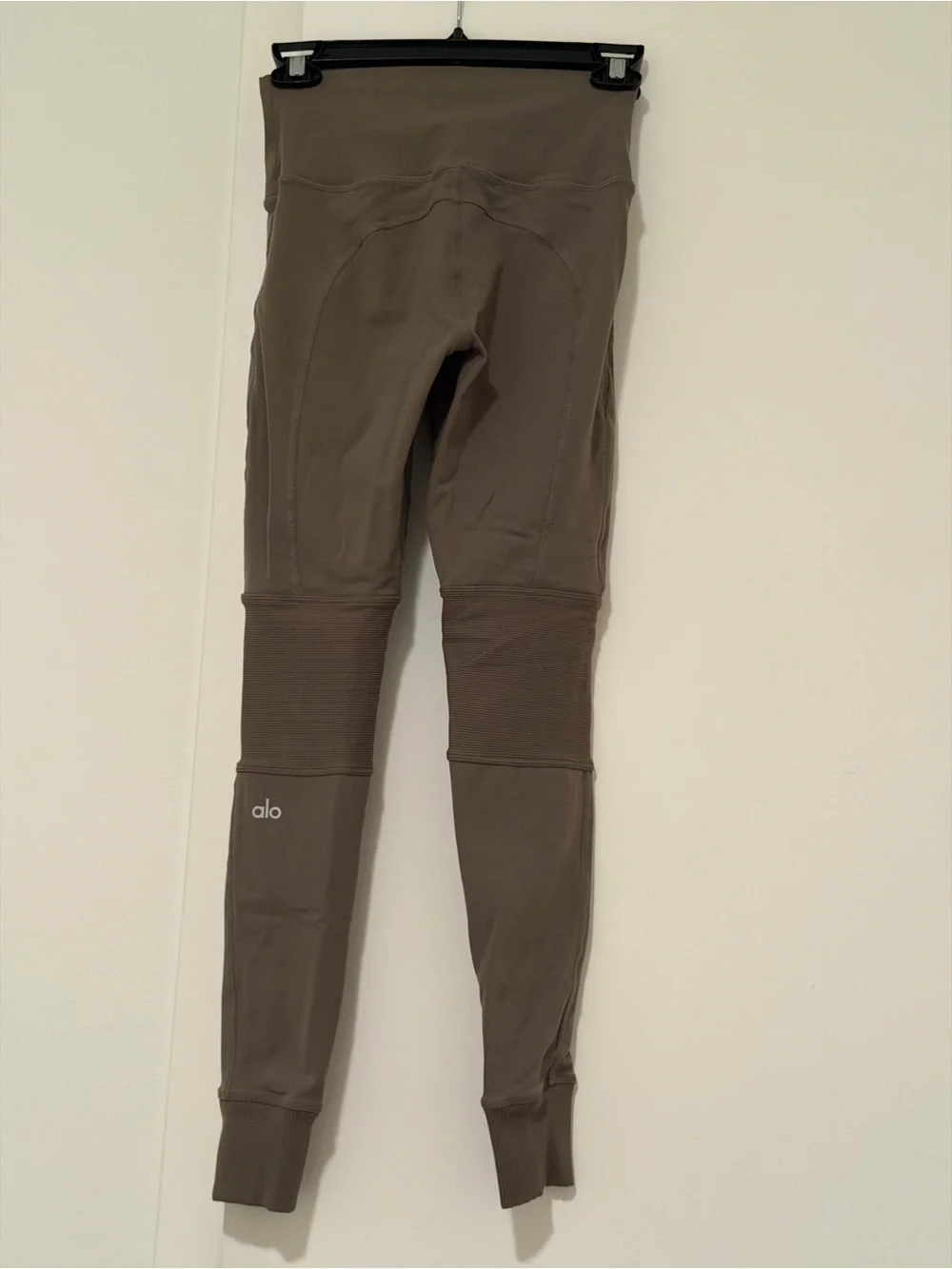 $134 ALO YOGA GREEN Avenue LEGGINGS SIZE XS